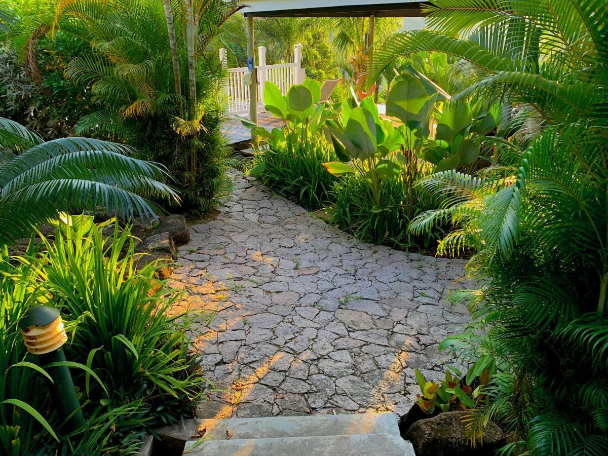 Апартаменти Red Coconut Self-Catering Baie Lazare  Екстер'єр фото